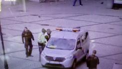 Zdjęcie z monitoringu, obrazujące interwencję Straży Miejskiej - odprowadzanie sprawcy wandalizmu do samochodu. 