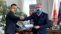 Starosta powiatu lwóweckiego Daniel Koko i prezydent Jeleniej Góry Jerzy Łużniak przekazują sobie deklarację.