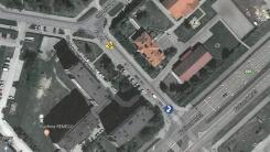 Ulica Kiepury, widok z lotu ptaka. Na niej zaznaczony kierunek ruchu na skrzyżowaniu z Aleją Jana Pawła II.