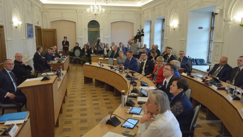 Sesja rady w sali rajców.