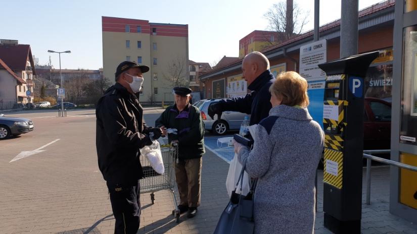 Mieszkańcom rozdawane są maseczki.