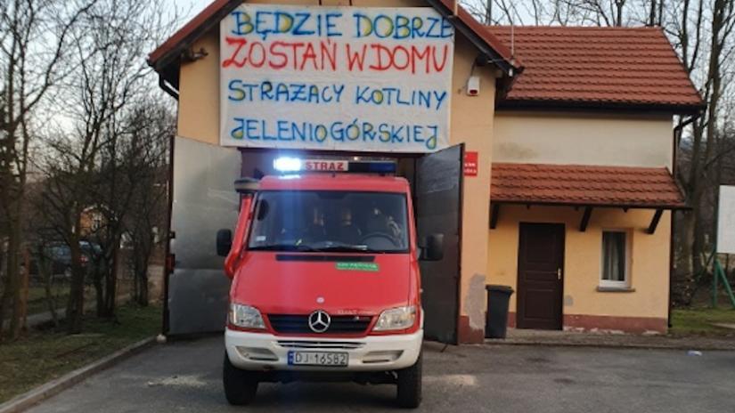 Baner z napisem: Będzie dobrze, zostań w domu. Strażacy Kotliny Jeleniogórskiej, który zawisł na remizie OSP Jagniątków.