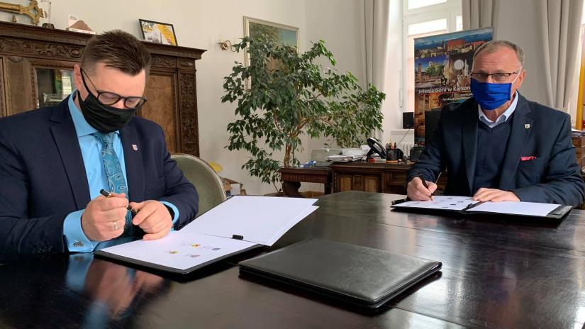 Starosta jeleniogórski Krzysztof Wiśniewski i Prezydent Jeleniej Góry Jerzy Łużniak podpisują deklarację przystąpienia do Aglomeracji Jeleniogórskiej.