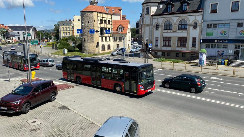 Autobusy marki Scania na Placu Wyszyńskiego w Jeleniej Górze.