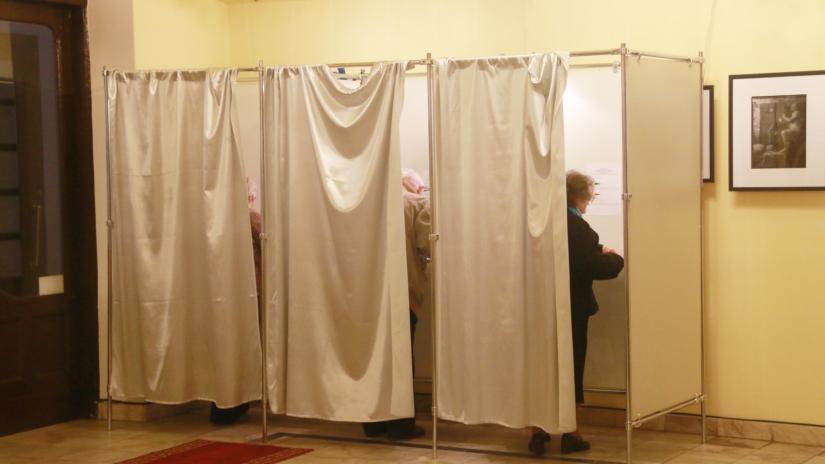 Osoby głosujące w lokalu wyborczym.