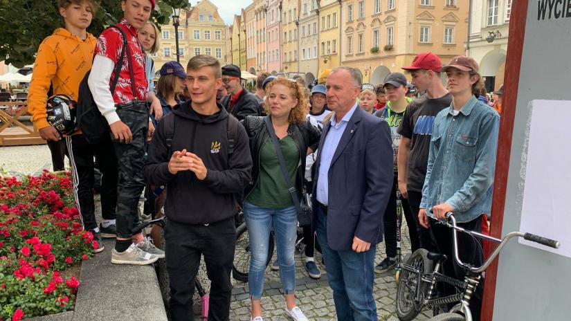 Prezydent Jerzy Łuzniak podczas rozmowy z młodzieżą.