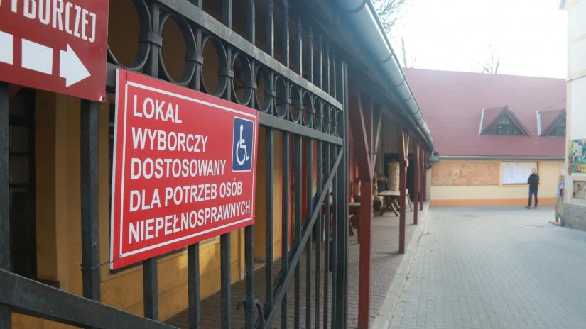 Tablica z napisem "Lokal wyborczy dostosowany dla potrzeb osób niepełnosprawnych".