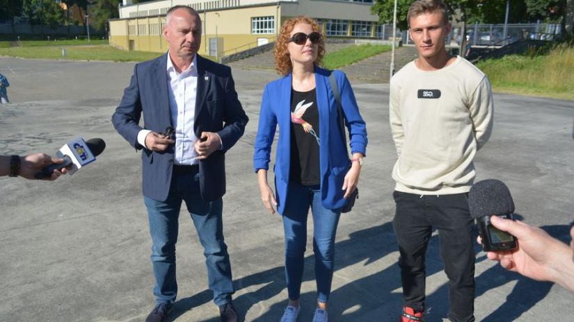 Prezydent Jerzy Łużniak, radna Aneta Kolendo i przedstawiciel skateów Jakub Guwer na miejscu przyszłego skate parku.