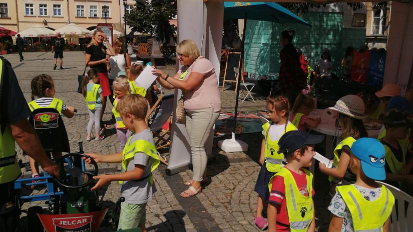 Festyn Bezpieczne Wakacje na Placu Ratuszowym.