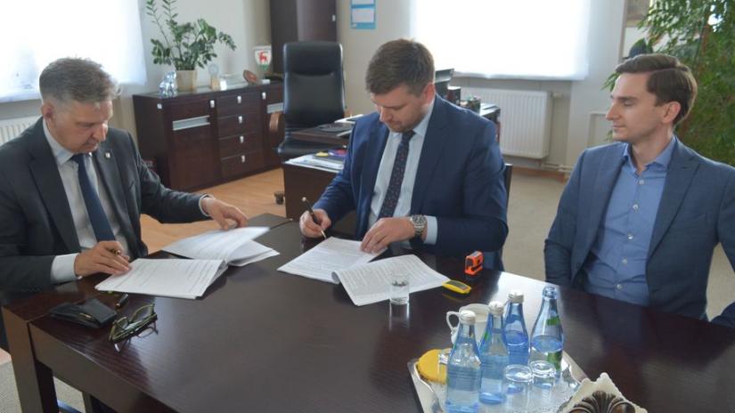 Zastępca prezydenta Janusz Łyczko i przedstawiciele firmy LK Inwest.