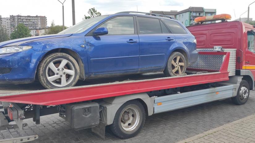 Mazda na lawecie.