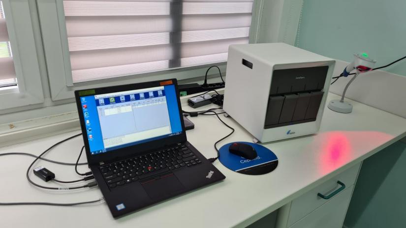 Komputer i urządzenie do bania próbek na stole w laboratorium.