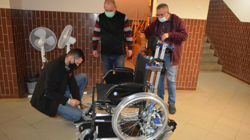 Wózek inwalidzki na schodołazie, w II LO im. C. K. Norwida.