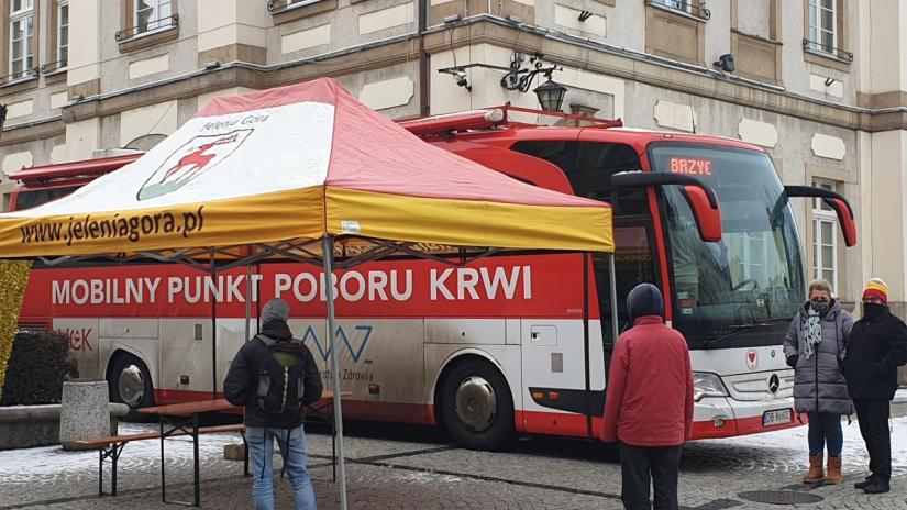 Krwiobus na Placu Ratuszowym.