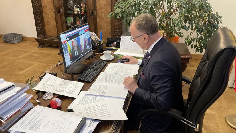Prezydent Jerzy Łużniak przed komputerem, uczestniczy w zdalnych obradach sesji.