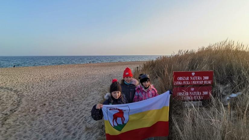 Reprezentantki Jeleniej Góry na plaży, z flagą miasta.