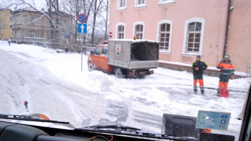 Ręczne odśnieżanie chodników.