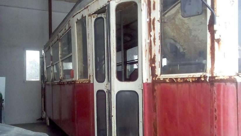 Tramwaj stojący w hali.