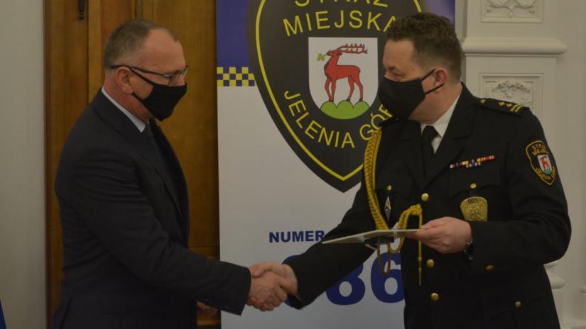 Piotr Wałczyk (po prawej) przyjmuje gratulacje od Jerzego Łużniaka.