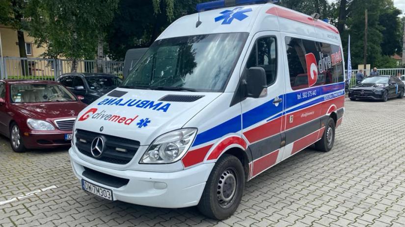 Ambulans prywatnej firmy.