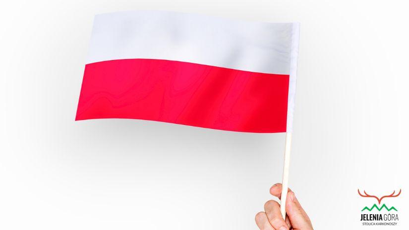 Miasto rozdaje biało-czerwone flagi mieszkańcom 