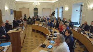 Sesja rady w sali rajców.