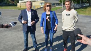 Prezydent Jerzy Łużniak, radna Aneta Kolendo i przedstawiciel skateów Jakub Guwer na miejscu przyszłego skate parku.