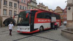 Krwiobus na Placu Ratuszowym w Jeleniej Górze.