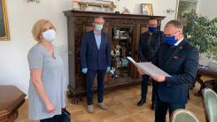 Teresa Szewczyk otrzymuje nominację z rąk prezydenta Jerzego Łuzniaka.