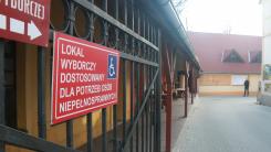 Tablica z napisem "Lokal wyborczy dostosowany dla potrzeb osób niepełnosprawnych".
