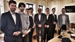 Przewodniczący rady Wojciech Chadży, wiceprzewodniczący Rafał Piotr Szymański na spotkaniu z młodzieżą.