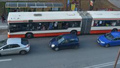 Autobus podjeżdżający na przystanek autobusowy, widok z góry.