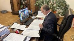 Prezydent Jerzy Łużniak przed komputerem, uczestniczy w zdalnych obradach sesji.