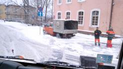 Ręczne odśnieżanie chodników.