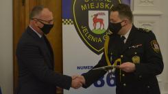Piotr Wałczyk (po prawej) przyjmuje gratulacje od Jerzego Łużniaka.