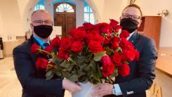 Prezydent Jerzy Łużniak i sekretarz miasta Daniel Lepieszo z bukietem róż.