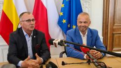 Prezydent Jerzy Łużniak i Piotr Śledź na konferencji prasowej.