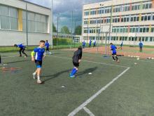Zajęcia na Orliku przy ZSOiT, trenują młodzi piłkarze Karkonoszy Jelenia Góra.
