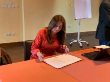 Zastępca burmistrza Karpacza Kamila Cyganek podpisuje porozumienie.