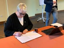 Burmistrz Kowar Elżbieta Zakrzewska podpisuje porozumienie.