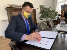 Starosta lwówecki Daniel Koko podpisuje deklarację przystąpienia do ZIT AJ.