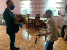 Prezydent Jerzy Łużniak odwiedza panią Weronikę.