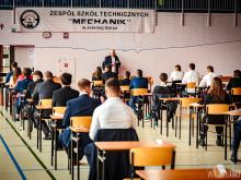 Maturzyści w sali ZST „Mechanik”. Fot. Wojciech Balik