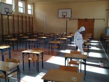 Dezynfekcja pomieszczeń przed maturą.