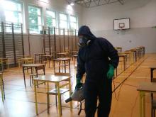 Dezynfekcja pomieszczeń przed maturą.