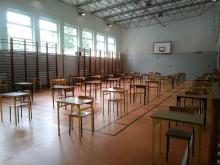 Dezynfekcja pomieszczeń przed maturą.