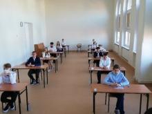 Uczniowie Szkoły Podstawowej nr 2 w sali egzaminacyjnej.