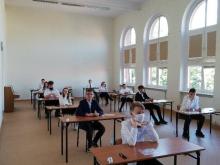 Uczniowie Szkoły Podstawowej nr 2 w sali egzaminacyjnej.