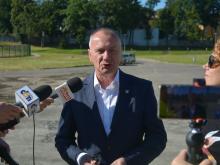 Jerzy Łużniak w rozmowie z dziennikarzami. 