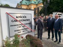 Odsłonięcie tablicy z nazwą Kościoła Garnizonowego.